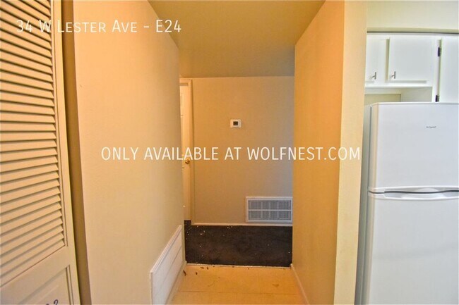 Building Photo - Lovely 2 Bedroom Murray Condo! No Deposit ...