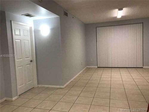 Foto del edificio - 7980 N Nob Hill Rd