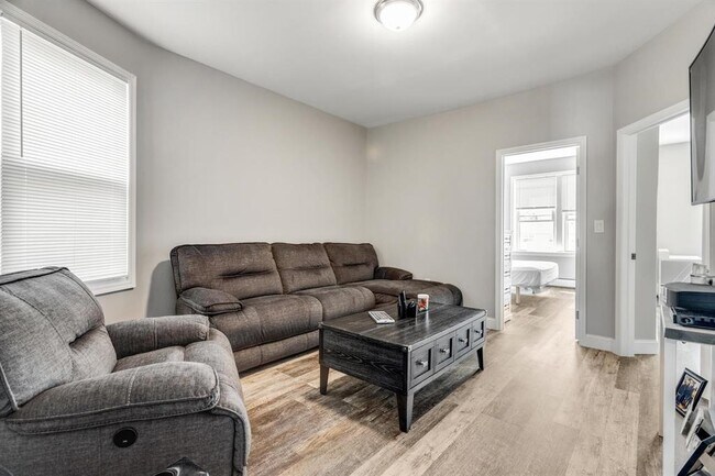 Building Photo - 2-7722 Broadway