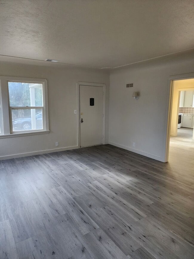 Foto del edificio - Country Home Between Empire and Waterford-  3 Bedroom 1 Bathroom With Central Heat And Air