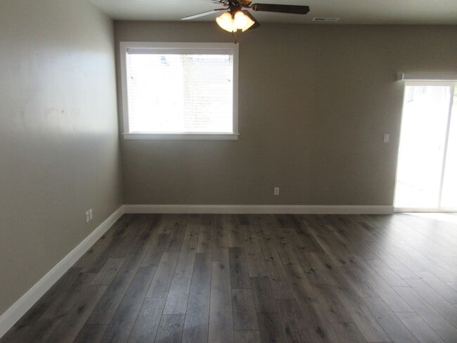 Building Photo - 3 bedroom, 2 bath - in the heart of Cedar ...
