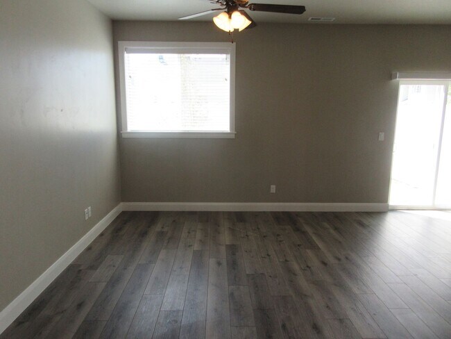 Foto del edificio - 3 bedroom, 2 bath - in the heart of Cedar ...