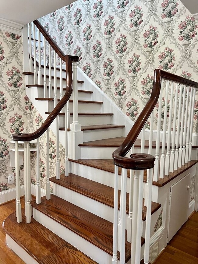 Building Photo - Three to Four bedroom, 2.5 bath Colonial in Graham