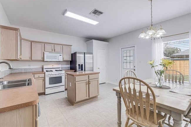 Building Photo - 6530 Bauer Dr