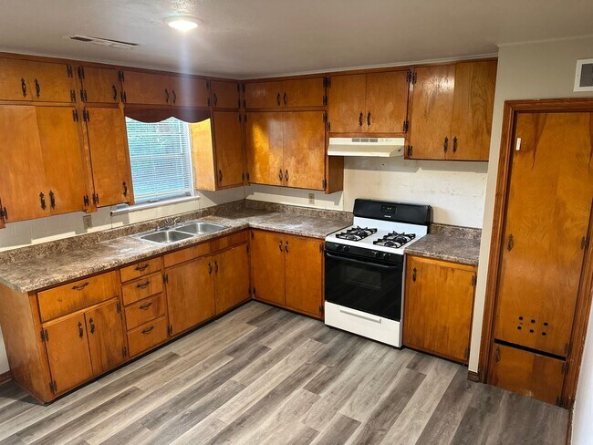 Building Photo - Available Now! 3-Bed, 1-Bath Home in central Springdale + Garage and Large, Fence-In Backyard!