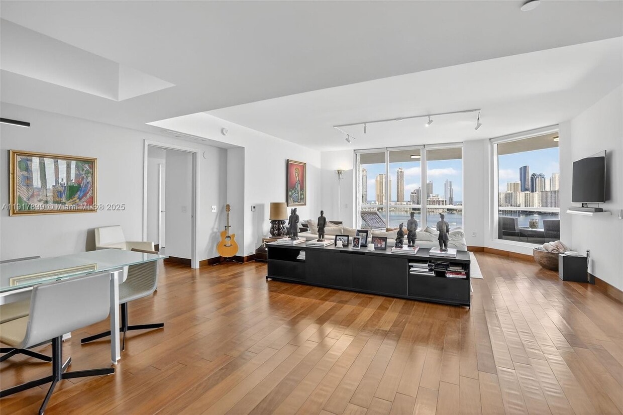 Foto principal - 6000 Island Blvd