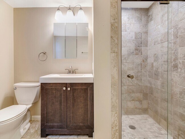 Foto del edificio - MID-CENTUTY MODERN 4 BEDROOM/2 BATH HOME-MUST SEE TO APPRECIATE!!