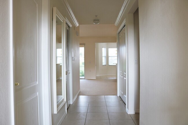 Foto del edificio - 2 bed/2 bath Condo in Popular Osprey Cove! Lake Views!!