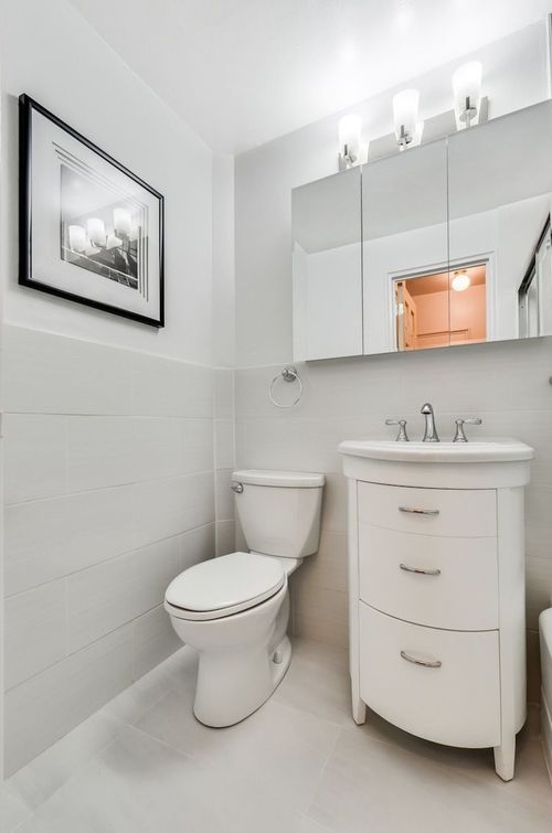 Building Photo - 225 W 46th St