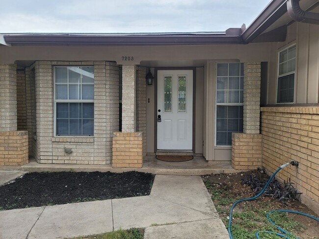 Foto del edificio - Four Bedroom Ranch with New Flooring