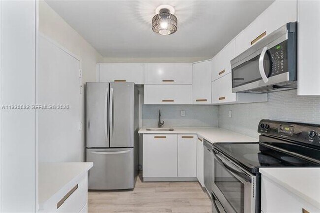 Building Photo - 10101 E Bay Harbor Dr