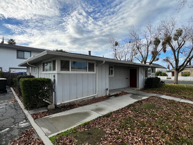 Foto del edificio - Wonderful single story home located near D...