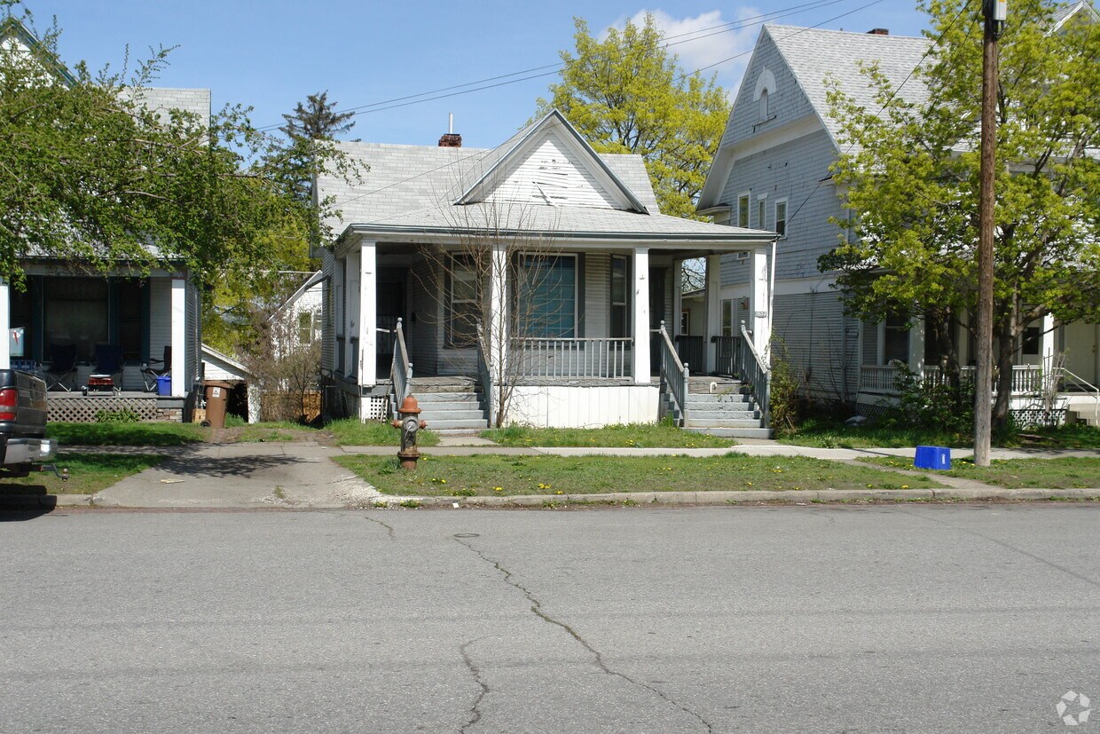 Building Photo - 1632 W Pacific Ave