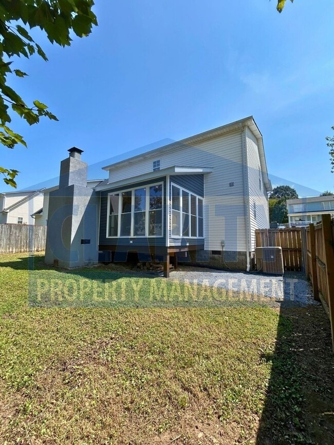 Building Photo - Three bedroom home in a quiet neighborhood!