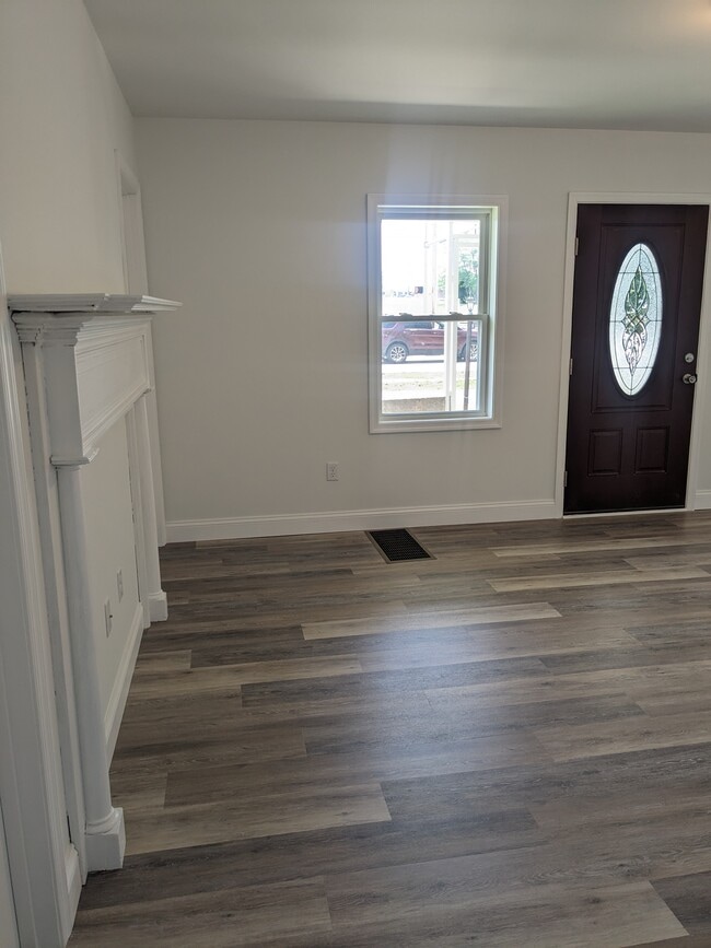 Building Photo - 329 York Rd