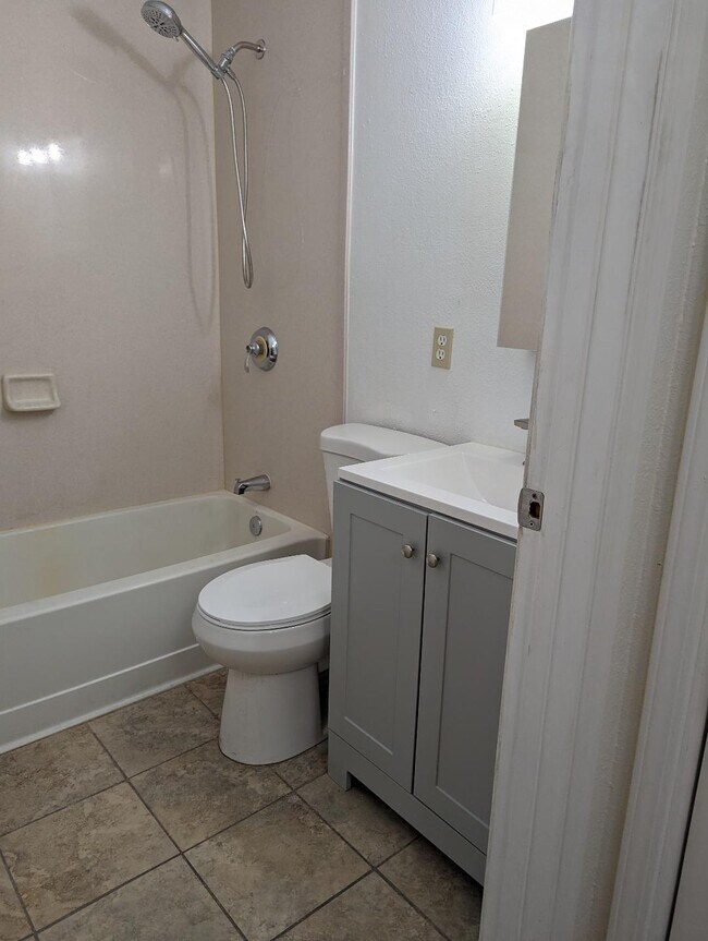 Building Photo - 15 Montalvin Dr