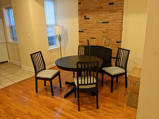 Building Photo - Beautifully renovated rowhome with refinis...