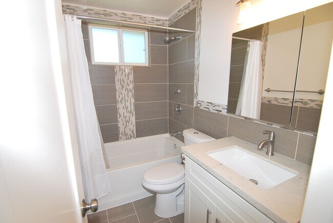 Foto del edificio - 2425 E 5th St