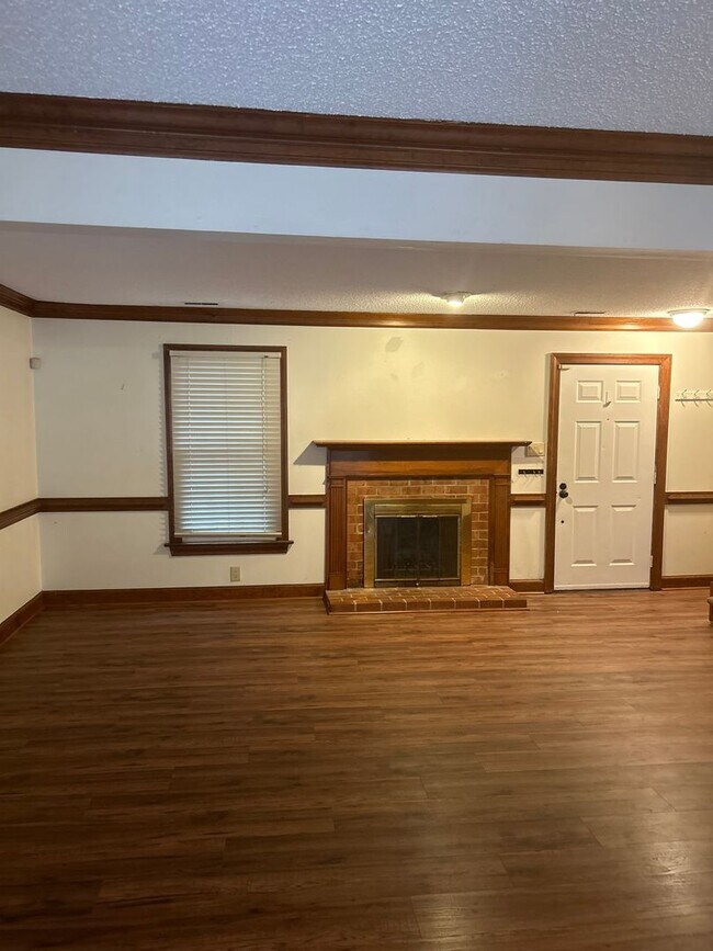 Building Photo - Beautiful Townhome in Kempsville/Providence Area