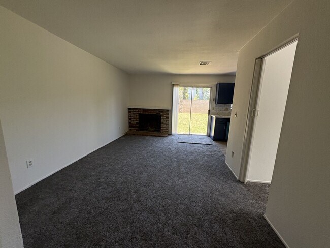 Foto del edificio - Beautiful 4-bedroom home close to schools ...