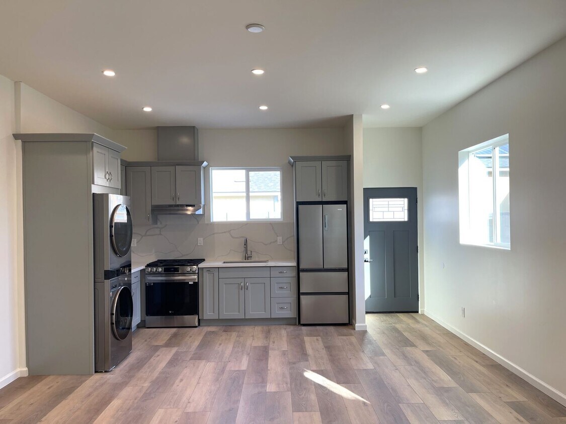 Primary Photo - Luxury Studio in Lake Balboa