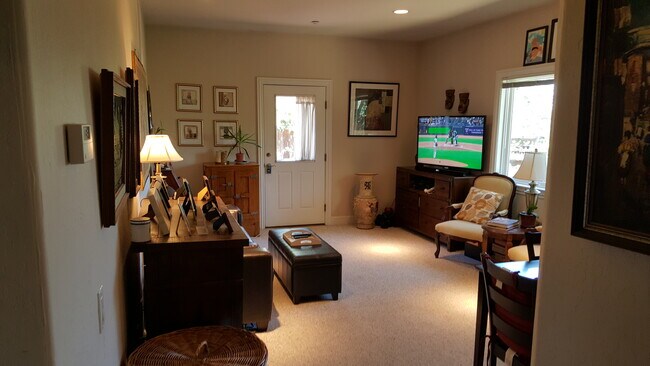 Building Photo - 3244 Oak Knoll Dr
