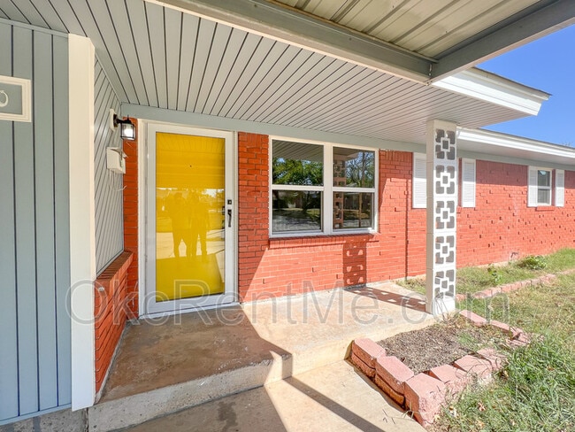 Photo - 1900 N Mitchell Dr House