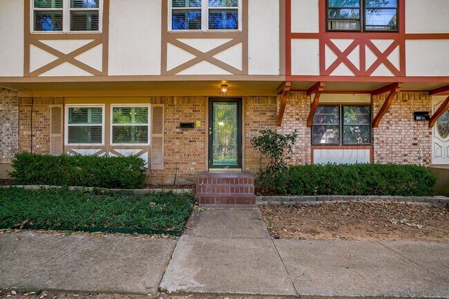 Building Photo - Gorgeous 3 bedroom, 3 bath Duplex in lovel...