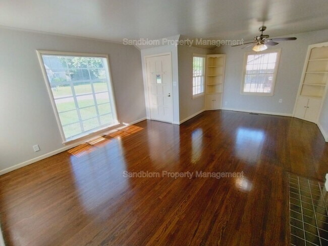 Building Photo - FOR LEASE | Tulsa | $1000 Rent | 2 Bed, 1 ...