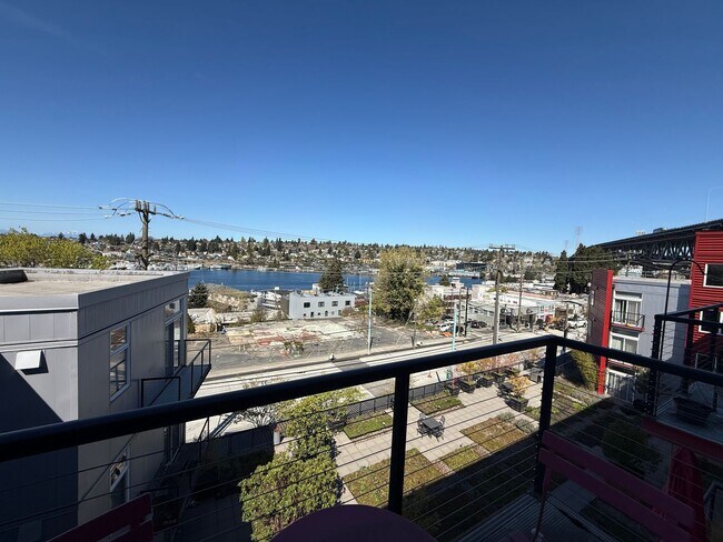 Foto del edificio - Ruby Condominiums - Eastlake