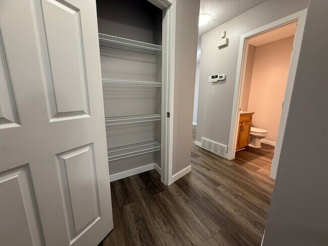Photo du bâtiment - Newly Renovated 3-Bedroom Townhouse with Attached Garage | Prime Location!