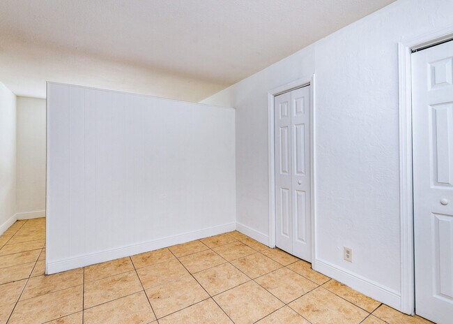 Building Photo - 4081 N Dixie Hwy