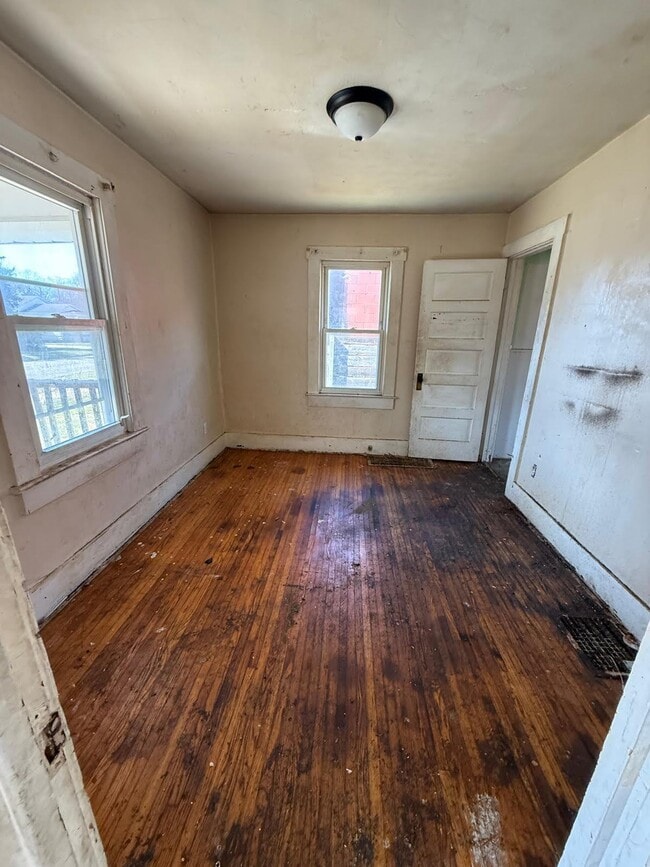 Building Photo - 1236 E Clay St