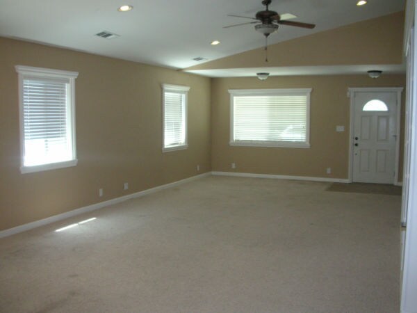 Building Photo - Nice 3 Bedroom Home! Convenient Location!