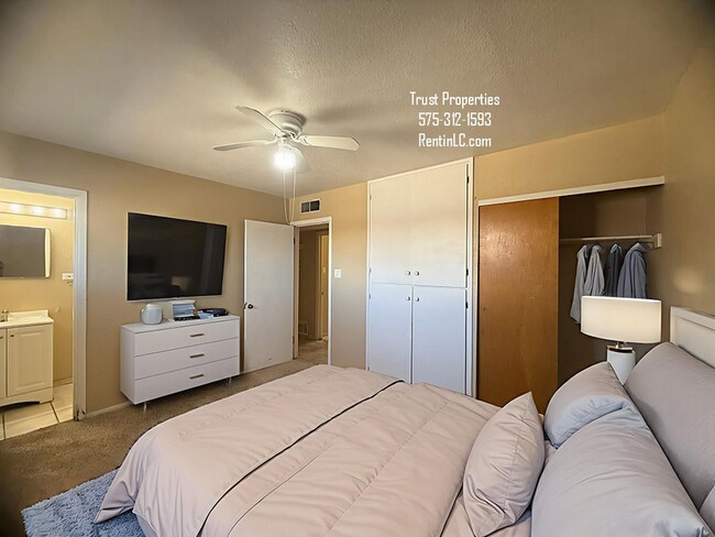 Building Photo - Spacious 4/2 close to NMSU