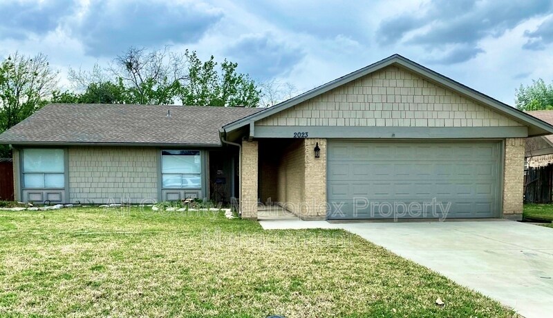Primary Photo - 2023 Inverness Dr