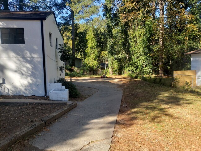Building Photo - 1377 Lockwood Dr SW