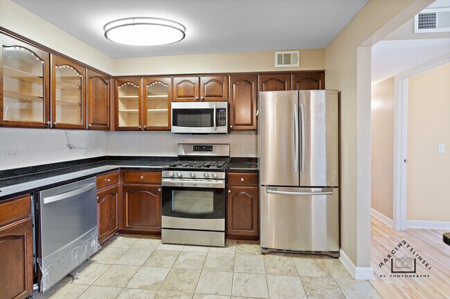 Foto del edificio - 6540 W Irving Park Rd