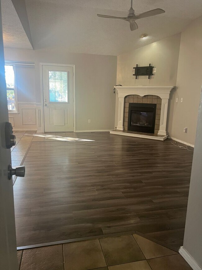 Building Photo - 4 bedroom/3 bathroom/2 car garage/walkout ...
