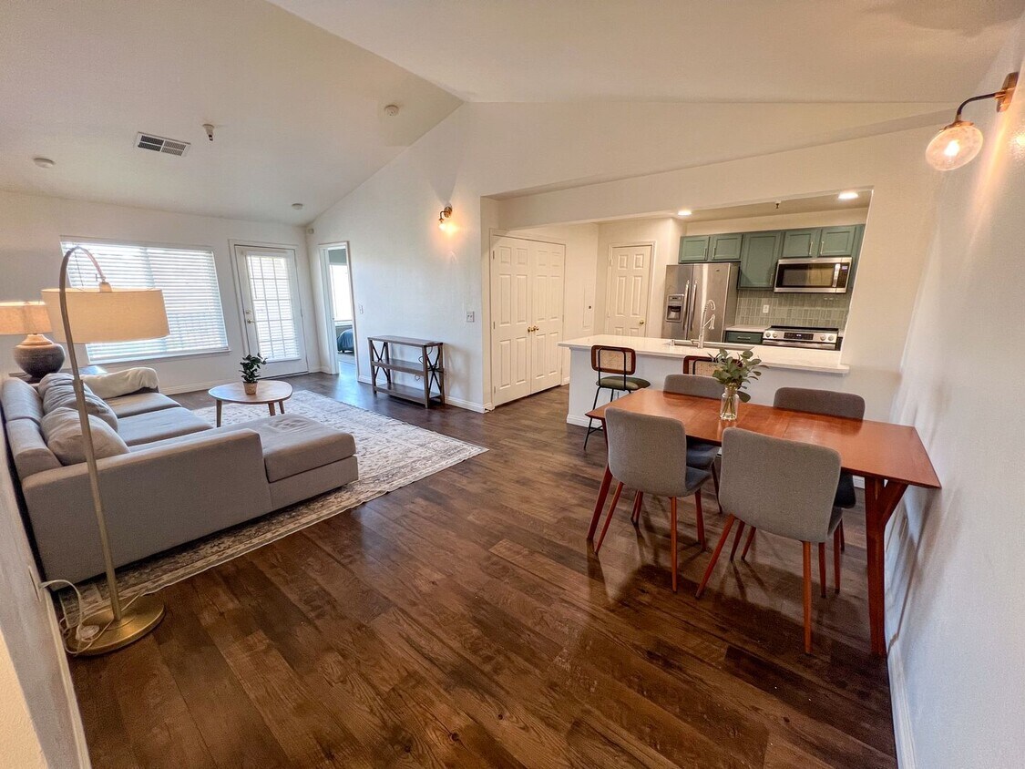 Primary Photo - Fully Furnished Stunner Close to UNR!!