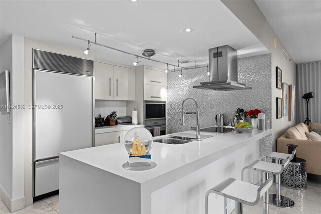 Building Photo - 495 Brickell Ave