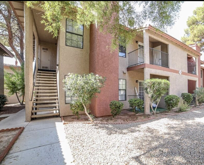 Building Photo - 5576 W Rochelle Ave