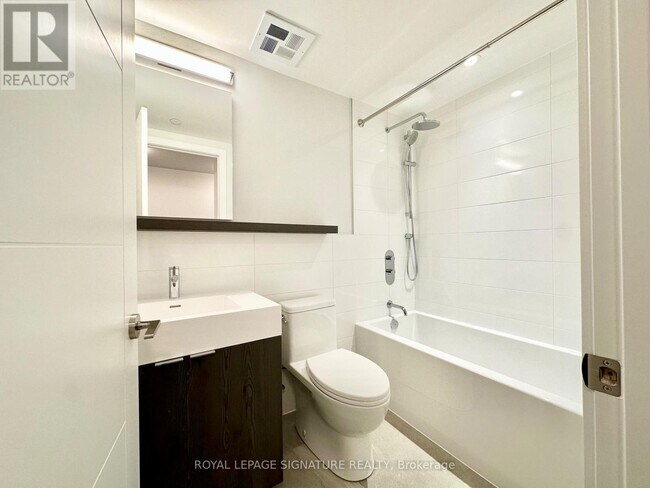 Building Photo - 664 Spadina Ave.