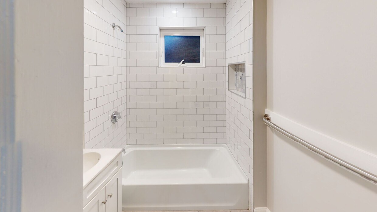 Foto del edificio - 4 bedroom Available NoW!!