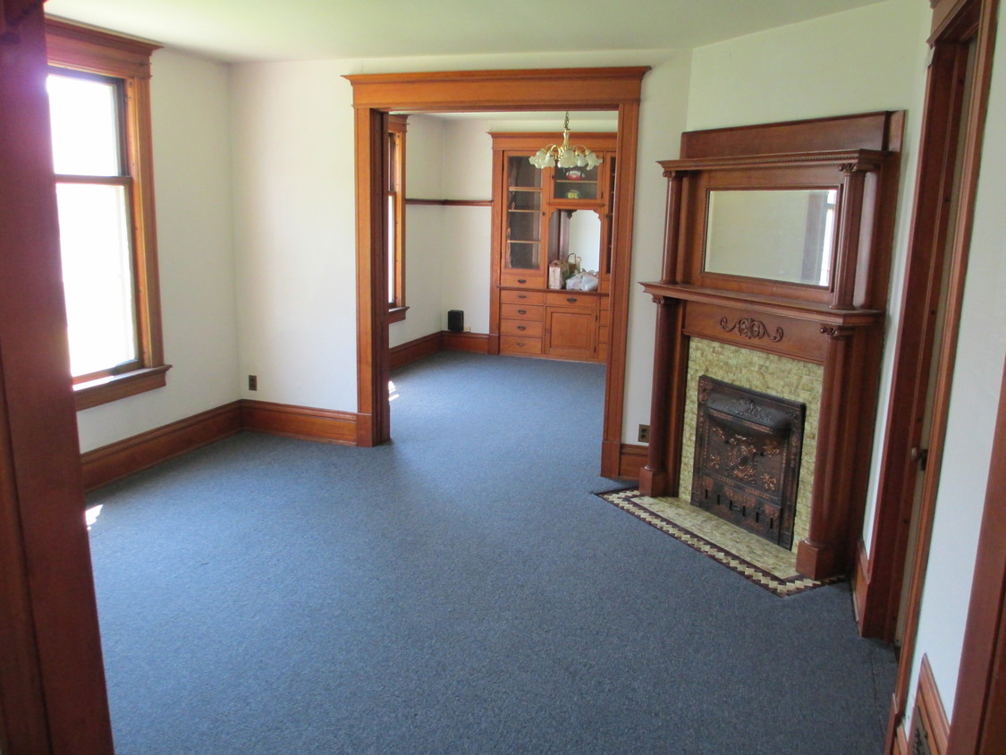 2 living rooms - 2765 N Cramer St