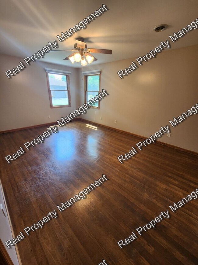 Building Photo - Two Bedroom Crown Point Condo
