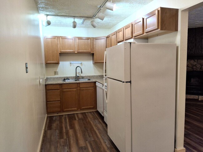 Building Photo - 2104 Roosevelt Dr