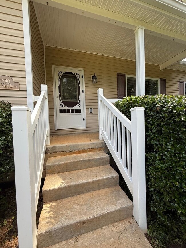 Building Photo - Nicely appointed ranch on almost 1/2 acre!