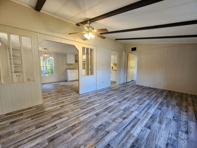 Foto del edificio - 2br - 2 Bed 2 Bath w/ screened porch and FULLY FENCED Backyard!