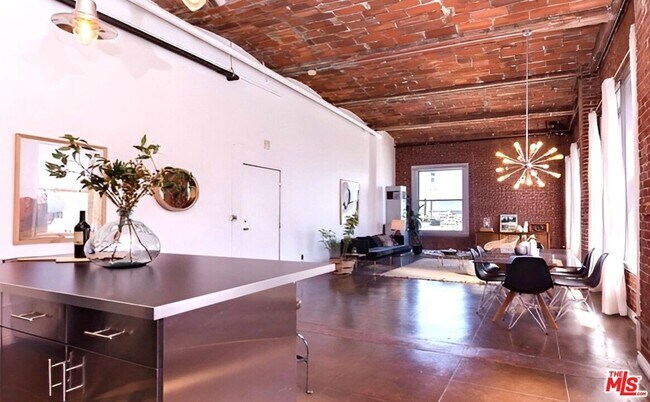 Foto del edificio - 215 W 7th St